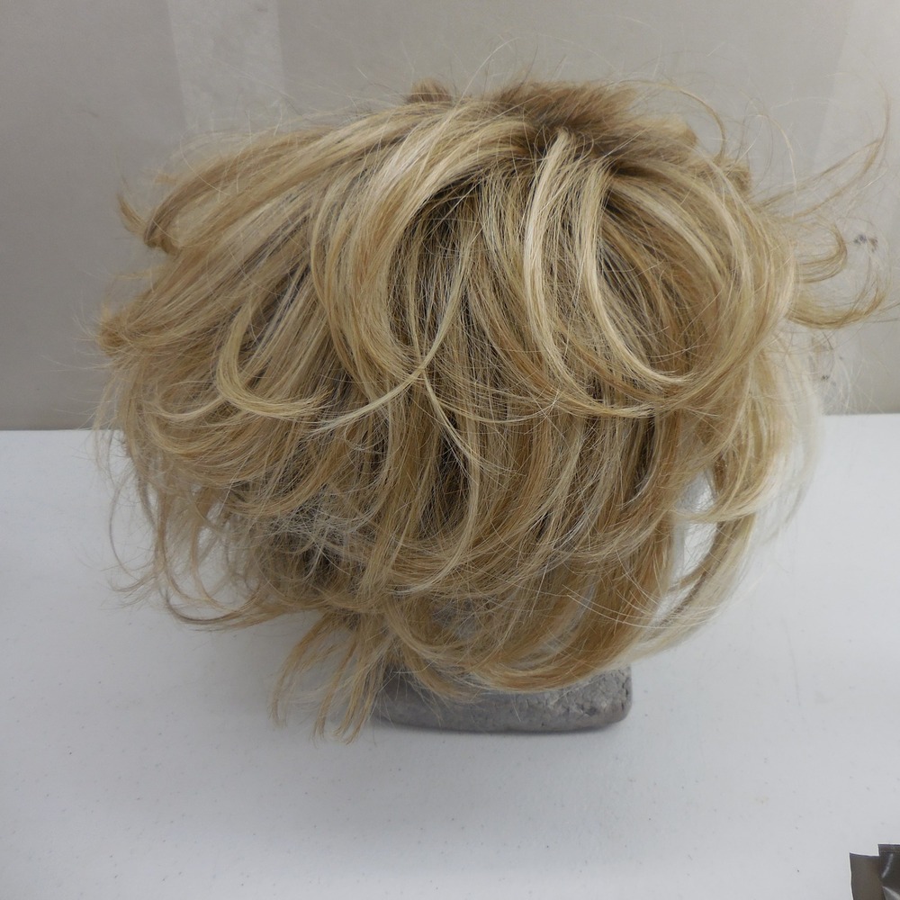 Raquel Welch Short Blonde Layered Synthetic Wig Rooted Textured Pixie Cut Japan - Picture 5 of 11